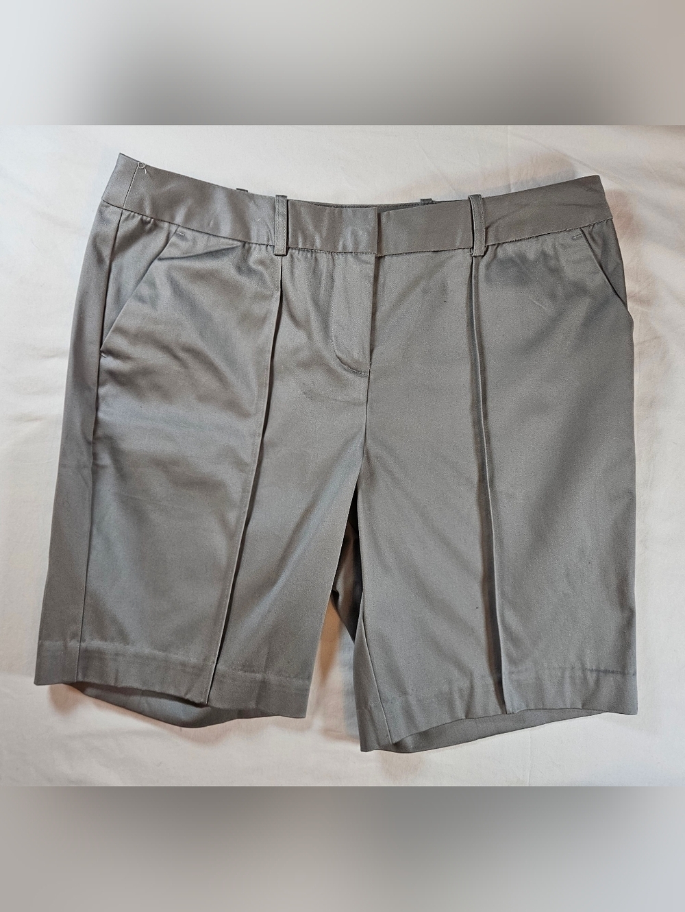 NWT Worthington Womens Petite Gray Modern Fit Bermuda Front Pleat Shorts Size 4P